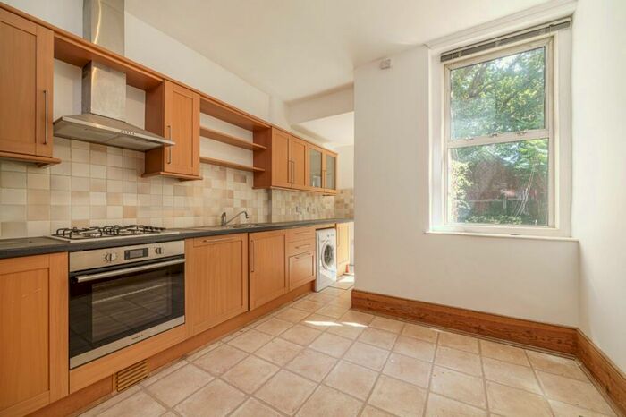 1 Bedroom Apartment To Rent In Gowlett Road, Peckham Rye, London, SE15