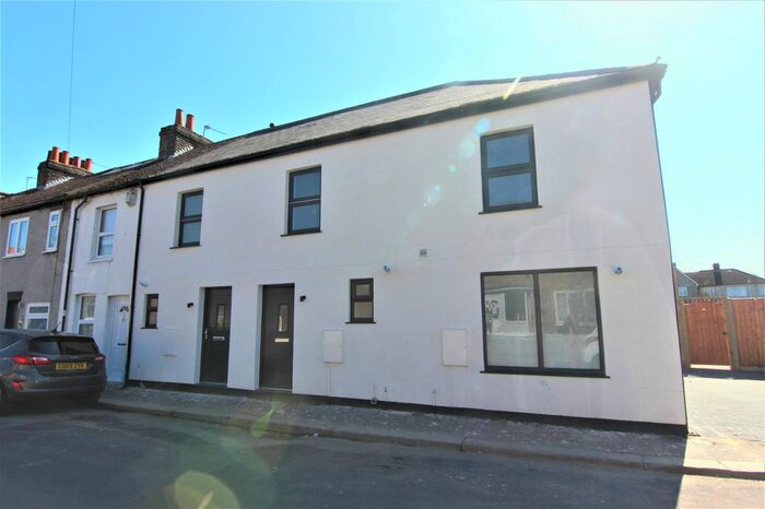 3 Bedroom Terraced House To Rent In Park Lane, Waltham Cross, EN8