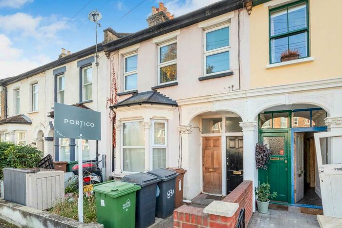 2 Bedroom Flat To Rent In Hatherley Road, Walthamstow, London, E17