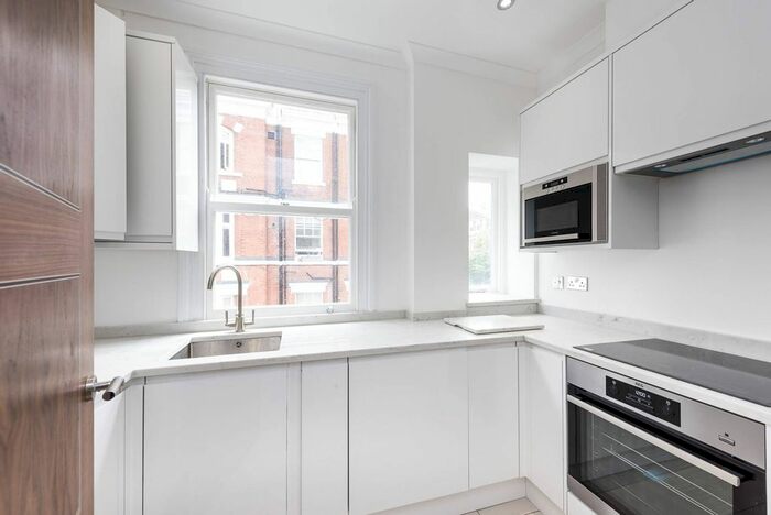 3 Bedroom Maisonette To Rent In Drayton Gardens, Chelsea, London, SW10