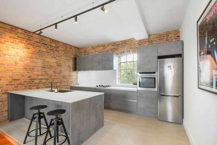 3 Bedroom Flat To Rent In Surrey Square, Elephant And Castle, London, SE17