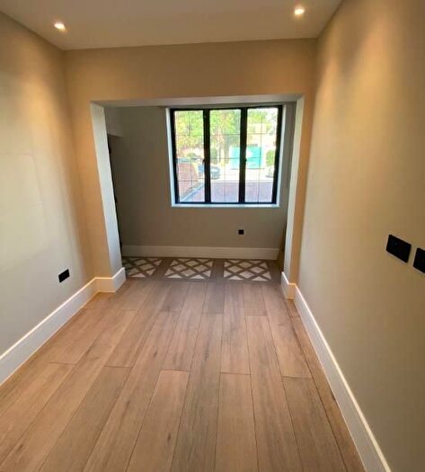 Studio To Rent In Wykeham Road, Hendon, NW4