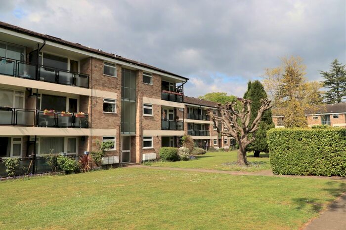 1 Bedroom Flat To Rent In Castle Road, Oatlands, Weybridge, Surrey, KT13