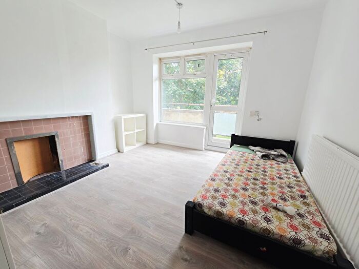 4 Bedroom Flat To Rent In Queens Drive, London, N4