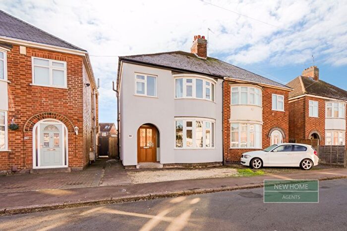 3 Bedroom Semi Detached House For Sale In Barrie Road, Hinckley, LE10