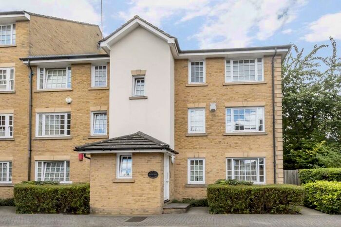 2 Bedroom Flat To Rent In Bedser Close, London, SE11