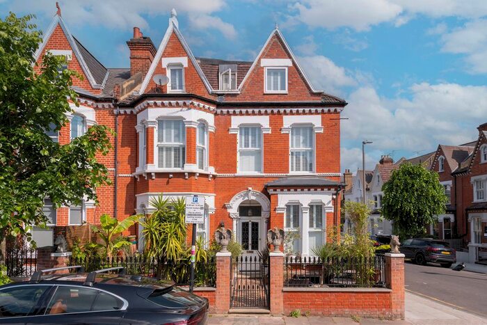 2 Bedroom Flat To Rent In Morella Road, London, SW12