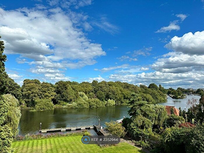 2 Bedroom Flat To Rent In Strawberry Vale, Twickenham, TW1