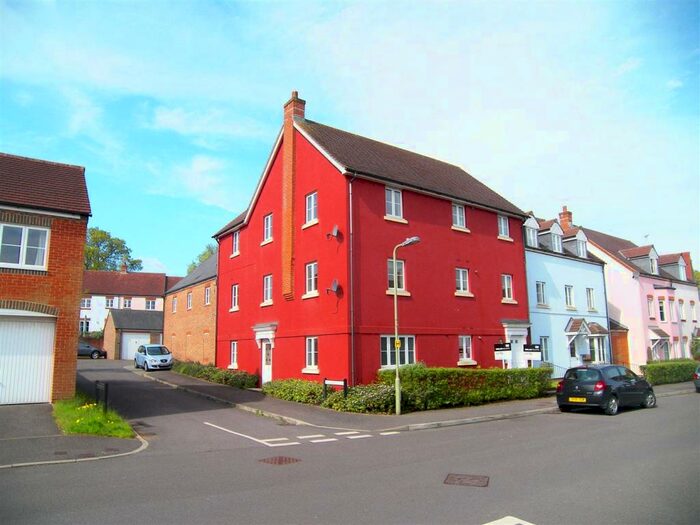 2 Bedroom Flat To Rent In Barentin Way, Petersfield., GU31