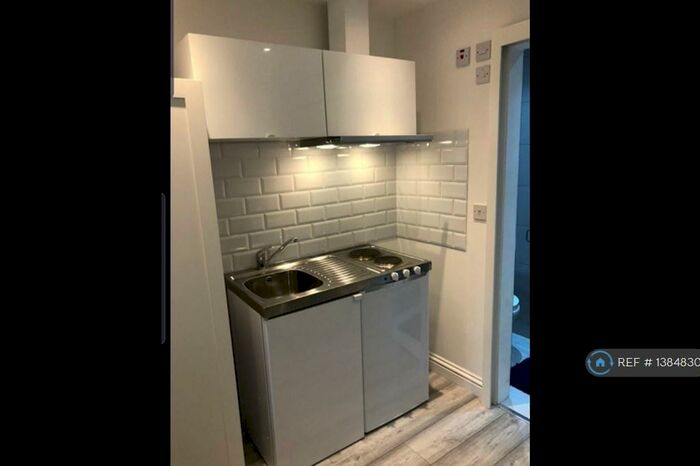 Studio To Rent In Sevenoaks Close, Romford, RM3