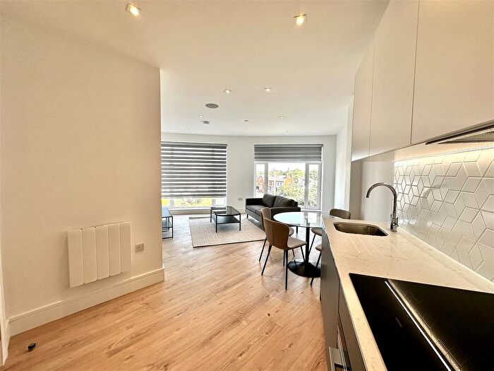 1 Bedroom Flat To Rent In - Pyrcroft Road, Chertsey, KT16