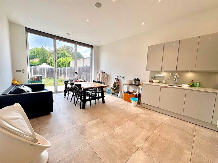 4 Bedroom Property To Rent In Agnes Road, London, W3