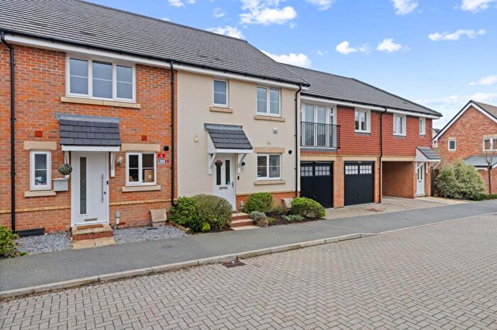 3 Bedroom Terraced House For Sale In Welberry Way, Blackwater, GU17