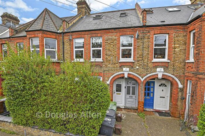 3 Bedroom Maisonette For Sale In Blyth Road, Walthamstow, Waltham Forest, E17