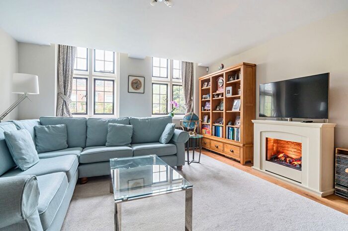 2 Bedroom Flat For Sale In Kings Drive, Midhurst, GU29