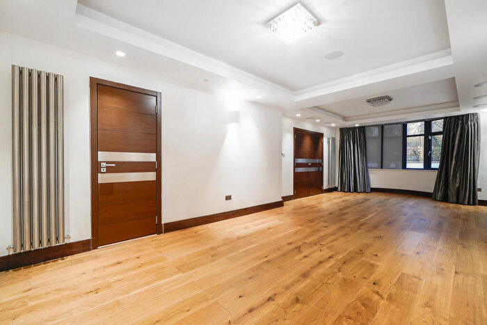 4 Bedroom Semi-Detached House To Rent In Hankins Lane, London, NW7