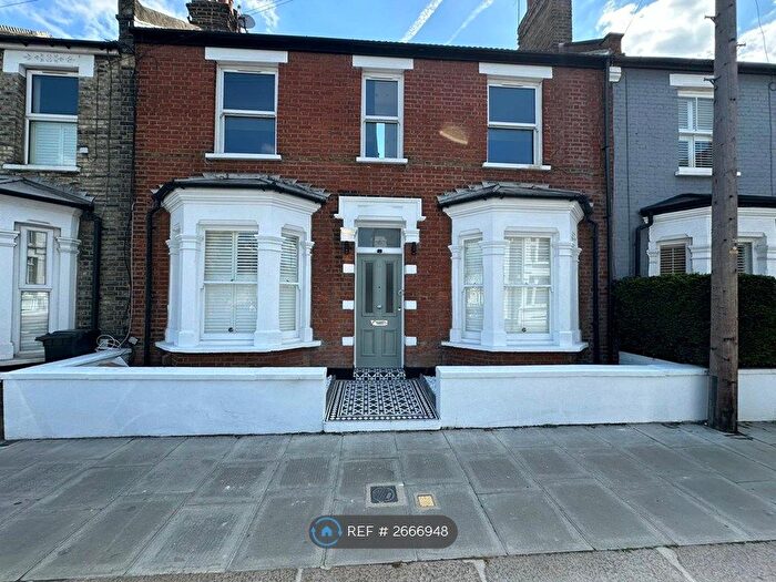 3 Bedroom Flat To Rent In Bishops Road, London, SW6