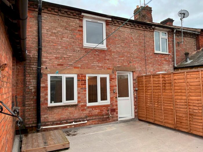 2 Bedroom Flat To Rent In High Street, Alcester B49