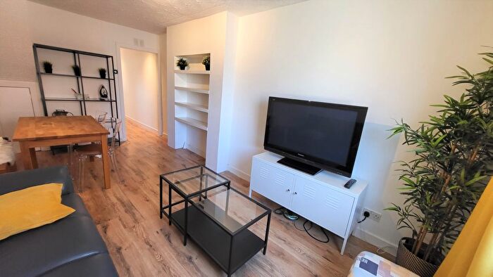 2 Bedroom Flat To Rent In Causewayside, Newington, Edinburgh, EH9