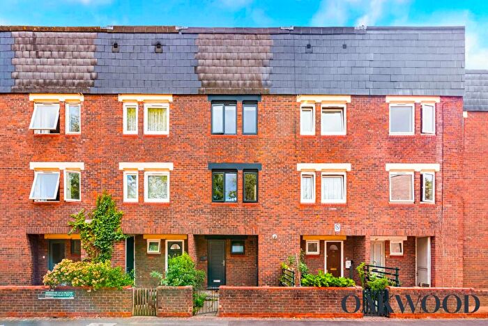 3 Bedroom Terraced House For Sale In Yorkshire Close, London, N16