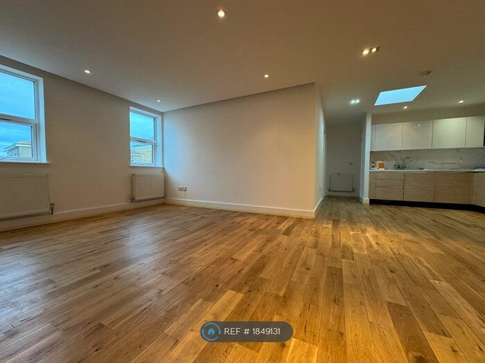 2 Bedroom Flat To Rent In Portland Road, London, SE25