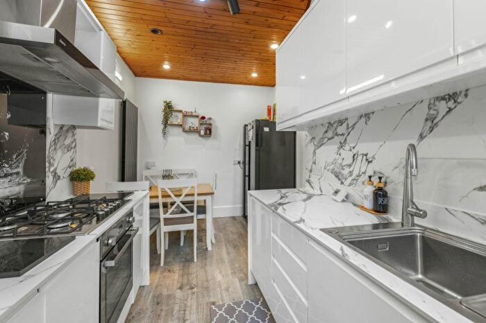 2 Bedroom Flat To Rent In Merchiston Avenue, Edinburgh, EH10