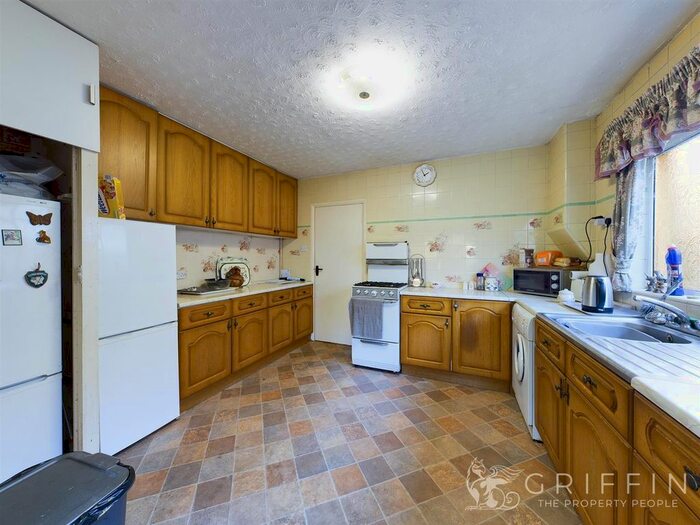 3 Bedroom Detached Bungalow For Sale In Park Avenue, Cranham, Upminster