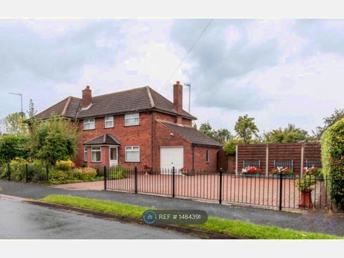 3 Bedroom Semi-Detached House To Rent In Mortlake Avenue, Worcester, WR5