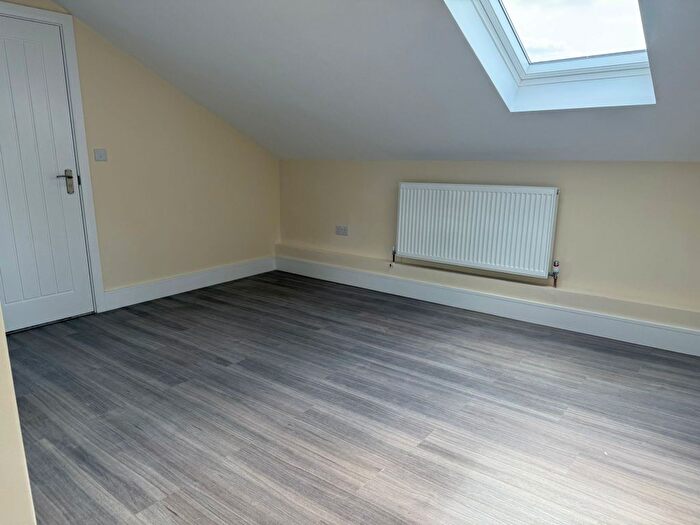 2 Bedroom Flat To Rent In King Street, Southall, UB2