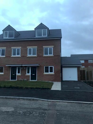 4 Bedroom Town House To Rent In Latrigg Crescent, Middleton, Manchester, M24