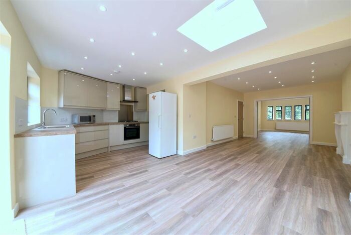 3 Bedroom Semi-Detached House To Rent In Nether Street, London, N3