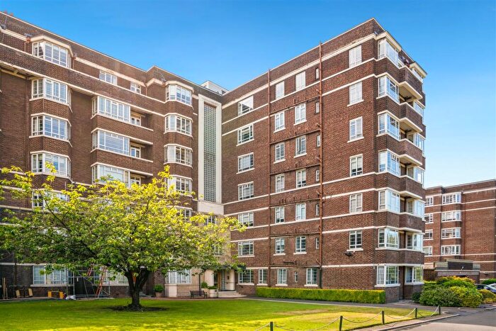 3 Bedroom Flat For Sale In Kelvin Court, Claythorne, G12