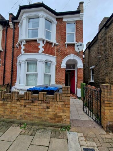 3 Bedroom Flat To Rent In Villiers Road, London, NW2