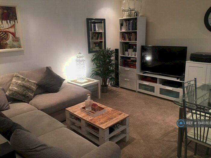 3 Bedroom Flat To Rent In Range Road, Manchester, M16