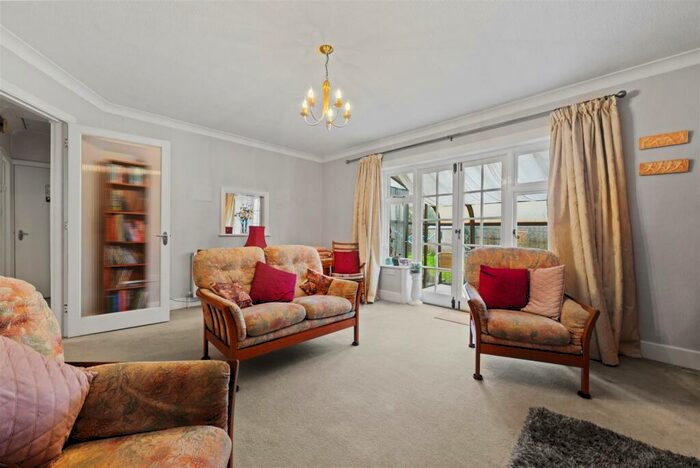 2 Bedroom Bungalow For Sale In Queen Eleanors Road, Guildford, GU2
