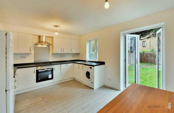 3 Bedroom Town House To Rent In Routh Street, Beckton, E6