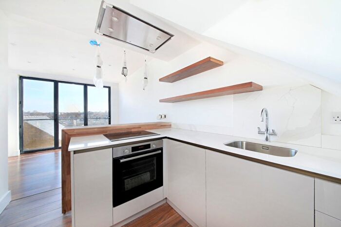 2 Bedroom Flat To Rent In Garratt Lane, Earlsfield, SW17