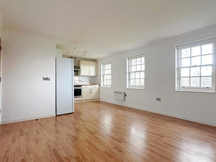 2 Bedroom Flat To Rent In Warwick Road - Quiet Location, BN11