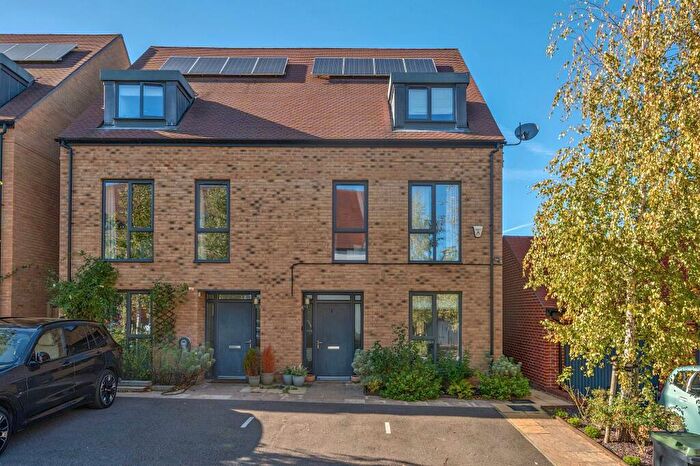 3 Bedroom Semi-Detached House For Sale In Whattingdon Road, Coulsdon, CR5