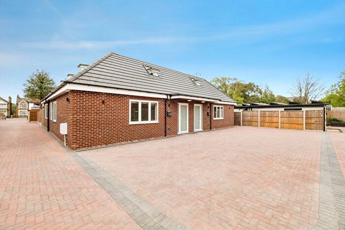3 Bedroom Bungalow For Sale In Annas Gardens, Romford, RM2