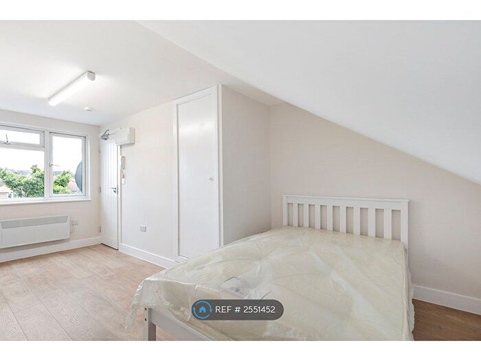 Studio To Rent In Cambridge Road, Hounslow, TW4