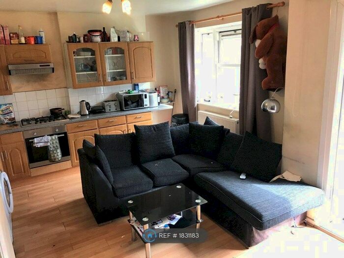 4 Bedroom Flat To Rent In Grover House, Clapham Comm, SW4