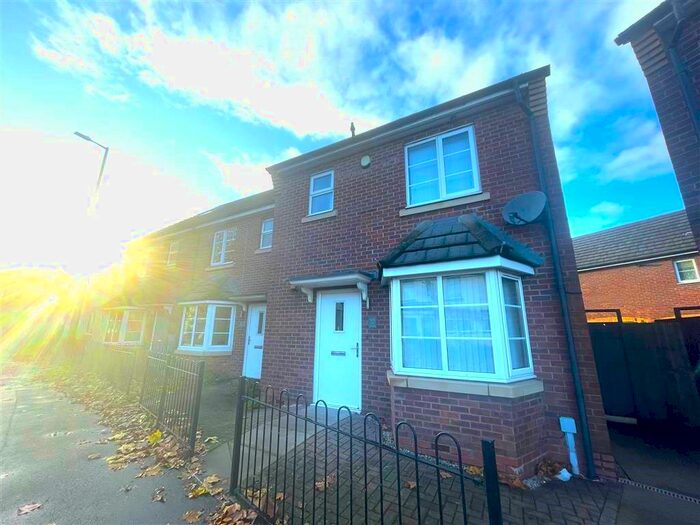 3 Bedroom Semi-Detached House To Rent In The Green, Darlaston, Wednesbury, WS10