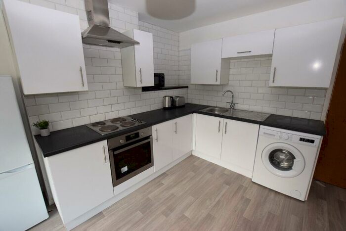 3 Bedroom Flat To Rent In London Road, Far Cotton, Northampton, NN4
