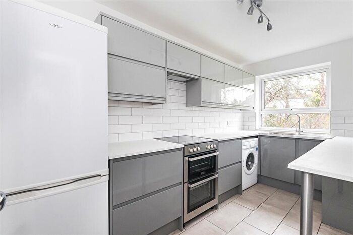 2 Bedroom Flat To Rent In Drake Court, Cranes Park Avenue, Surbiton, Surrey, KT5