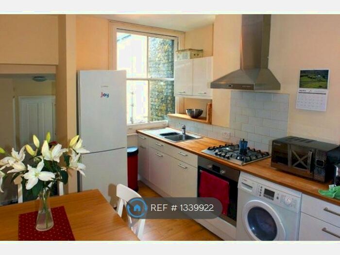 2 Bedroom Flat To Rent In Crewdson Road, London, SW9