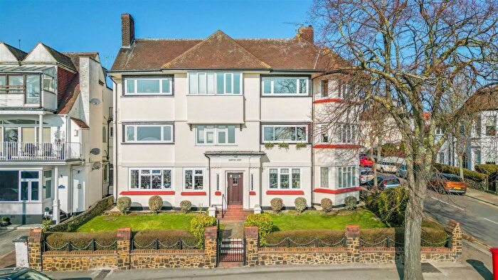 3 Bedroom Flat To Rent In Grand Parade, Leigh-On-Sea, SS9