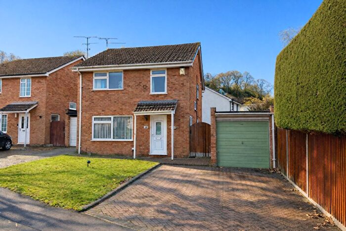 3 Bedroom Detached House For Sale In Stoneleigh Court, Frimley, GU16