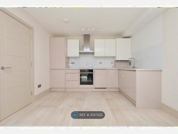 1 Bedroom Flat To Rent In Hillcrest Gardens, Esher, KT10