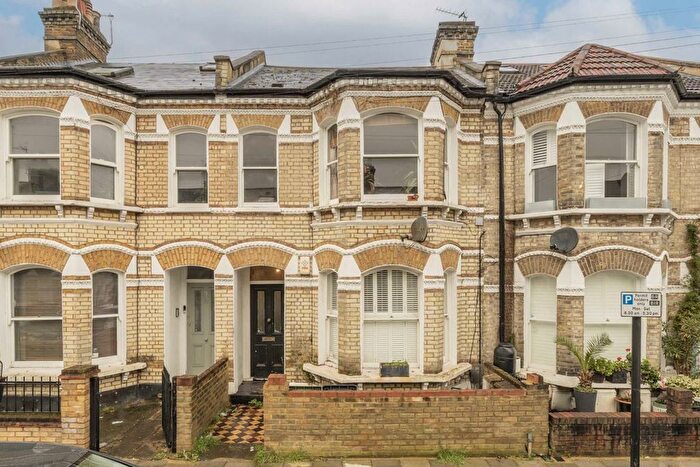 3 Bedroom Flat To Rent In Ballater Road, Brixton, SW2